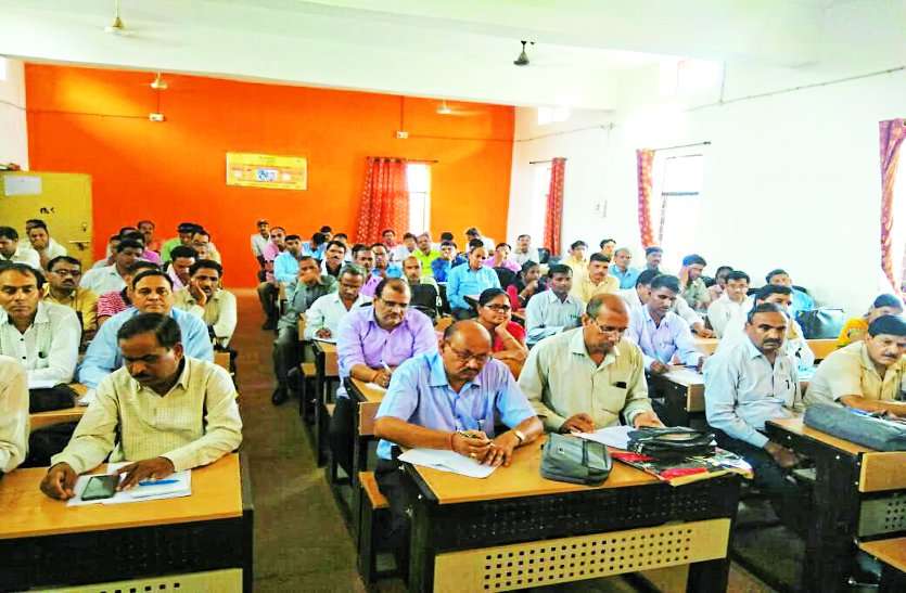 education department organised exam for check teachers performance इस जिले के सरकारी शिक्षकों को देनी होगी परीक्षा, खराब बोर्ड रिजल्ट के हैं जिम्मेदार