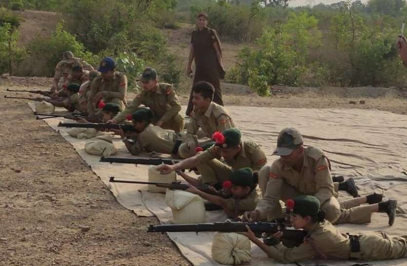 Girls raised the gun and started firing गल्र्स ने उठाई गन और शुरू कर दी दनादन फायरिंग