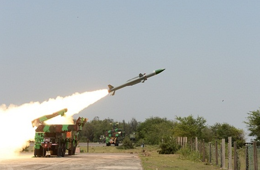 Missile akash सतह से हवा में मार करने वाली मिसाइल आकाश का सफल परीक्षण