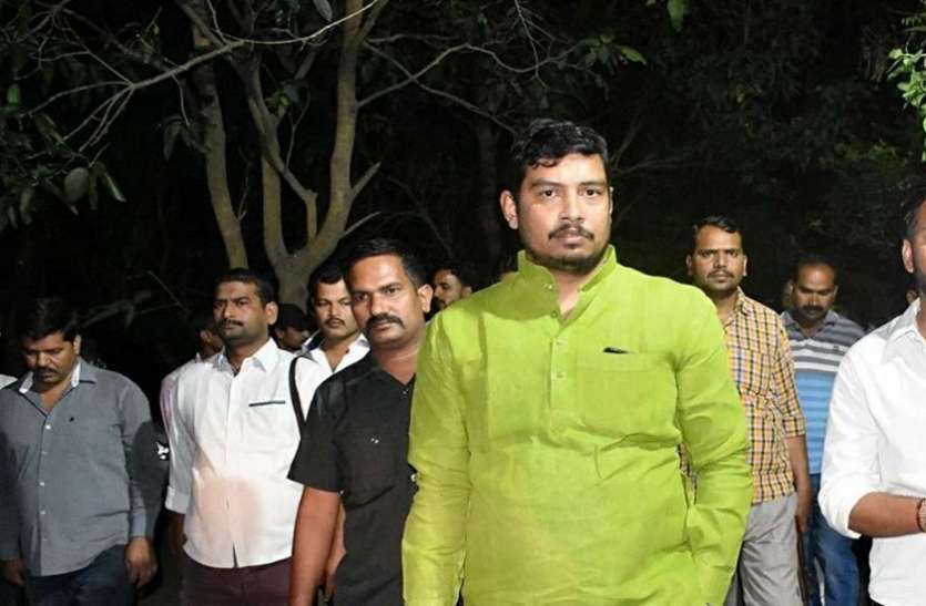 BSP MP Atul Rai रेप के आरोप में फंसे घोसी सांसद ने कोर्ट में नहीं किया सरेंडर, अब एक जून तक का मिला मौका