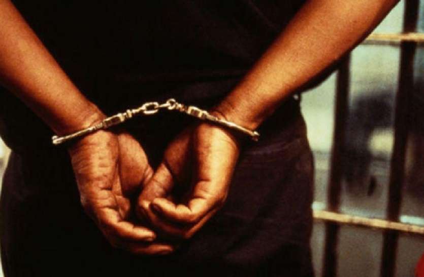 crime कपड़े खरीदने आई महिला का बुरी नीयत से व्यापारी ने पकड़ा हाथ