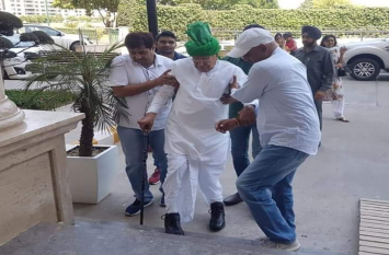 OP Chautala came out from Tihar jail for two weeks दो सप्ताह की फरलो पर तिहाड़ जेल से बाहर आए ओपी चौटाला,कार्यकर्ताओं से विनम्र अपील-जल्द ही पहुँचूँगा आपके बीच