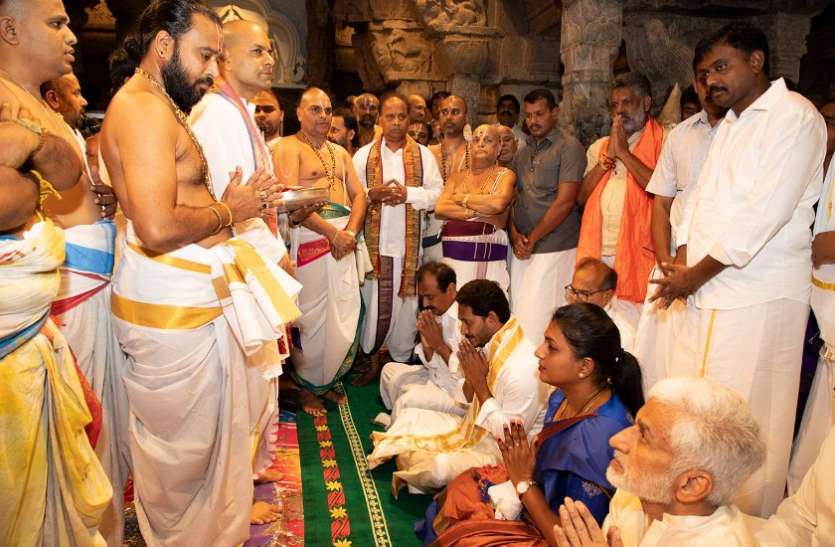 Jagan Mohan Reddy arrived in Tirupati before taking oath as the Chief Minister of Andhra Pradesh आंध्र प्रदेश के मुख्यमंत्री पद की शपथ लेने से पहले तिरुपति पहुंचे जगन मोहन रेड्डी