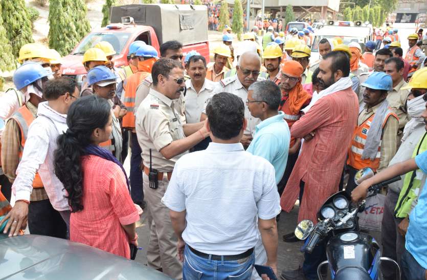 Workers buried in cement factory dust, death सीमेंट फैक्ट्री की डस्ट में दब गया मजदूर, मौत