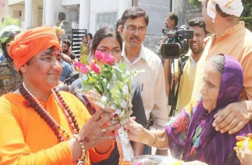 sadhvi pragya सांसद के तौर पर मिलने वाली सैलरी को खुद के लिए नहीं खर्च करेंगी साध्वी प्रज्ञा, भिक्षा से ही करेंगी जीवनयापन
