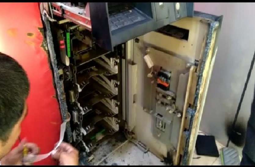 ATM एटीएम में रुपये डालने जा रहा था, पहुंचे असलहाधारी, दो गोली मार लूट ले गए इतने रुपये