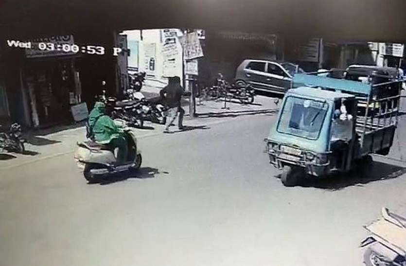 patrika पानी मांगने के दौरान उड़ा लिए गल्ले से 25 हजार रुपए