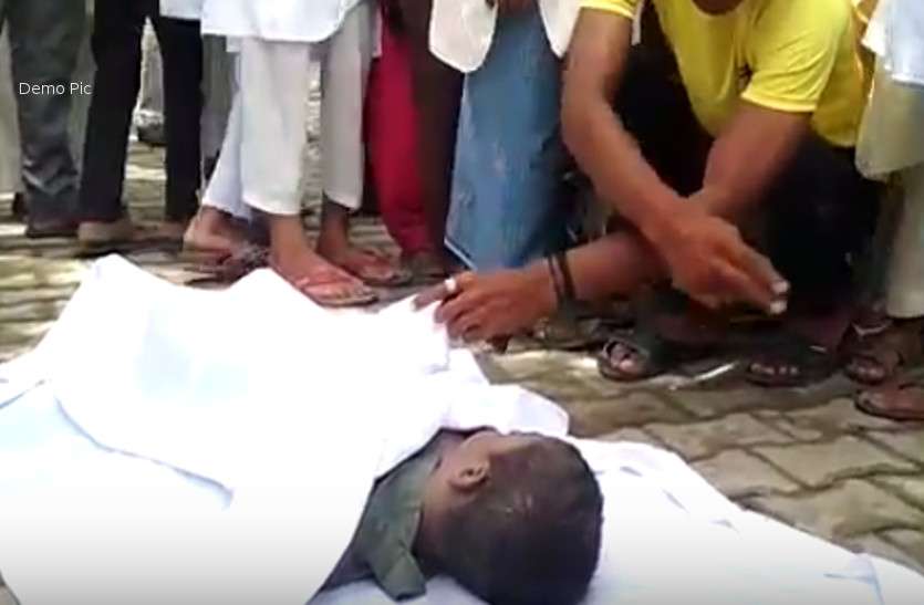 CG News बेबस पिता एंबुलेंस के आने का करता रहा इंतजार, आखिरकार गोद में मासूम बेटे की हो गई मौत