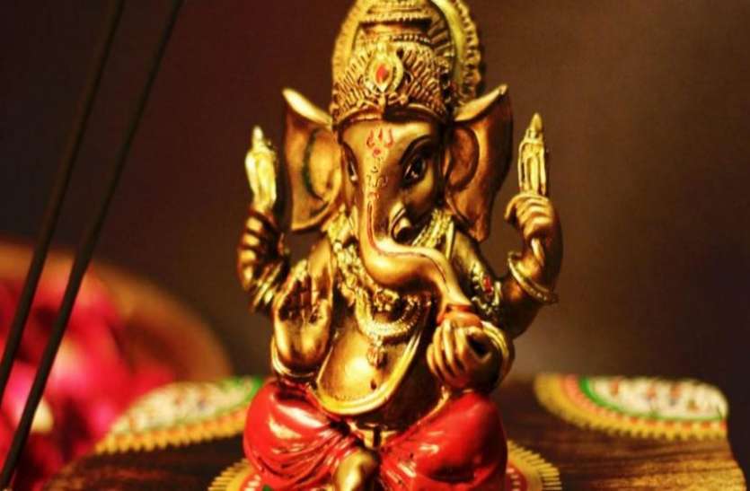 भगवान गणेश की पूजा विधि में करें ये 10 उपाय, नौकरी में तरक्की समेत मिलेंगे कई फायदे भगवान गणेश की पूजा विधि में करें ये 10 उपाय, नौकरी में तरक्की समेत मिलेंगे कई फायदे