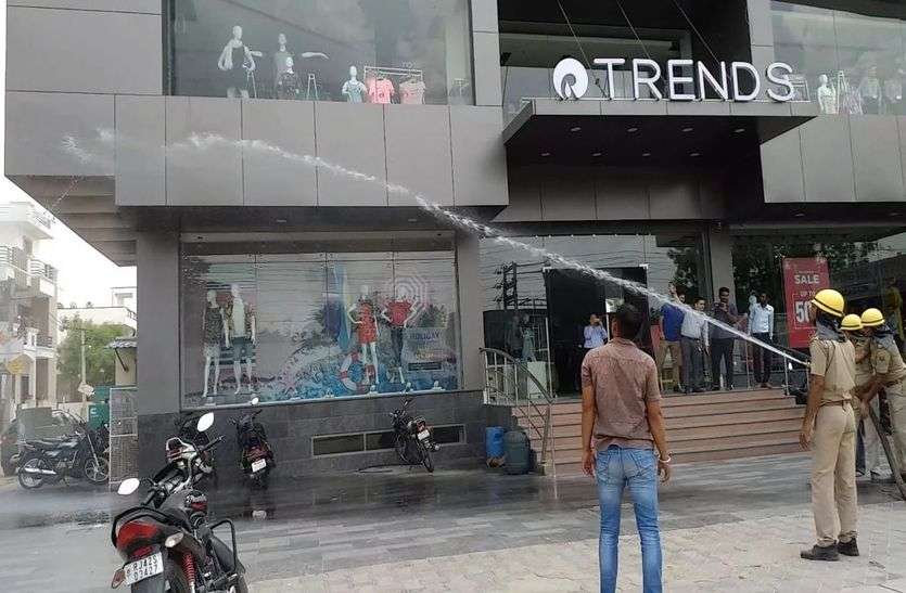 Two cockpelles and a restaurant fire दो कॉपलेक्स और एक रेस्टोरेंट में आग