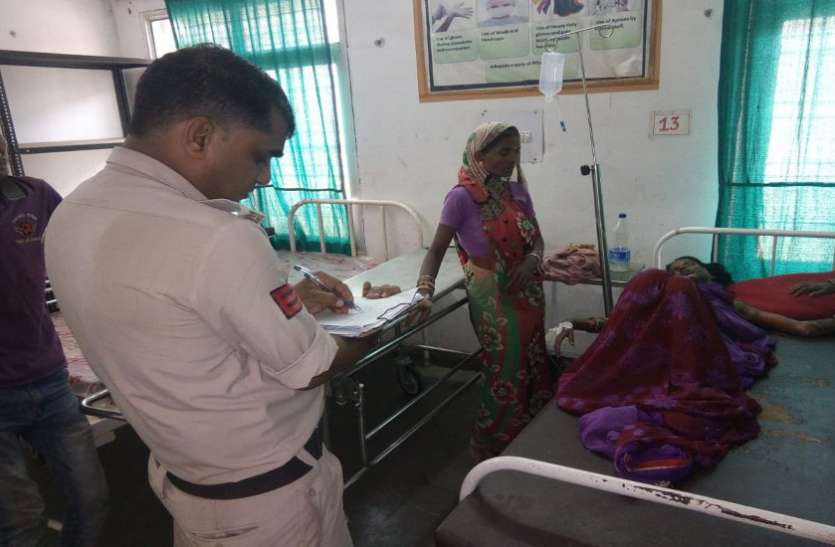 Husband burnt wife with fire दहेज लोभियों ने महिला को किया आग के हवाले, गंभीर हालत में जबलपुर रेफर