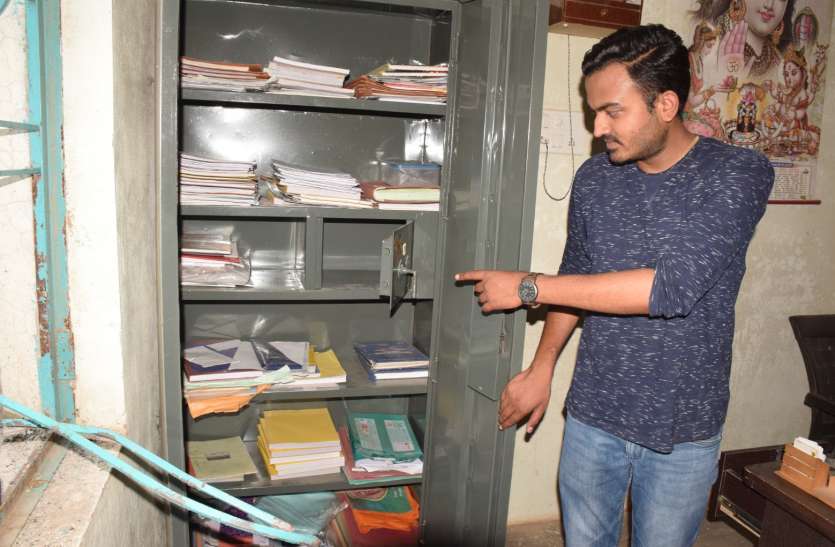 Tractor agency forged forged ट्रैक्टर एजेंसी की जाली काटकर चोरी