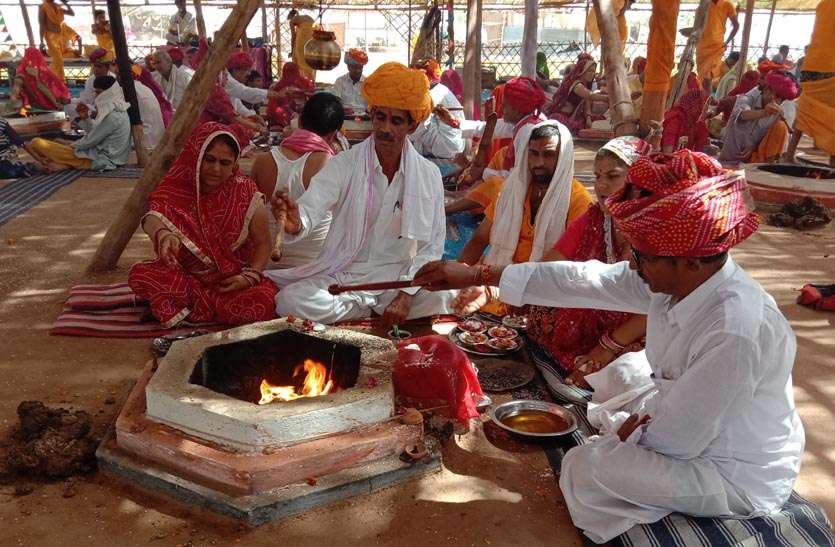 holocaust-in-the-havan-on-the-fulfillment-of-yajna श्रीराम महायज्ञ की पुर्णाहुति पर विश्व कल्याणार्थ हवन में दी आहुति