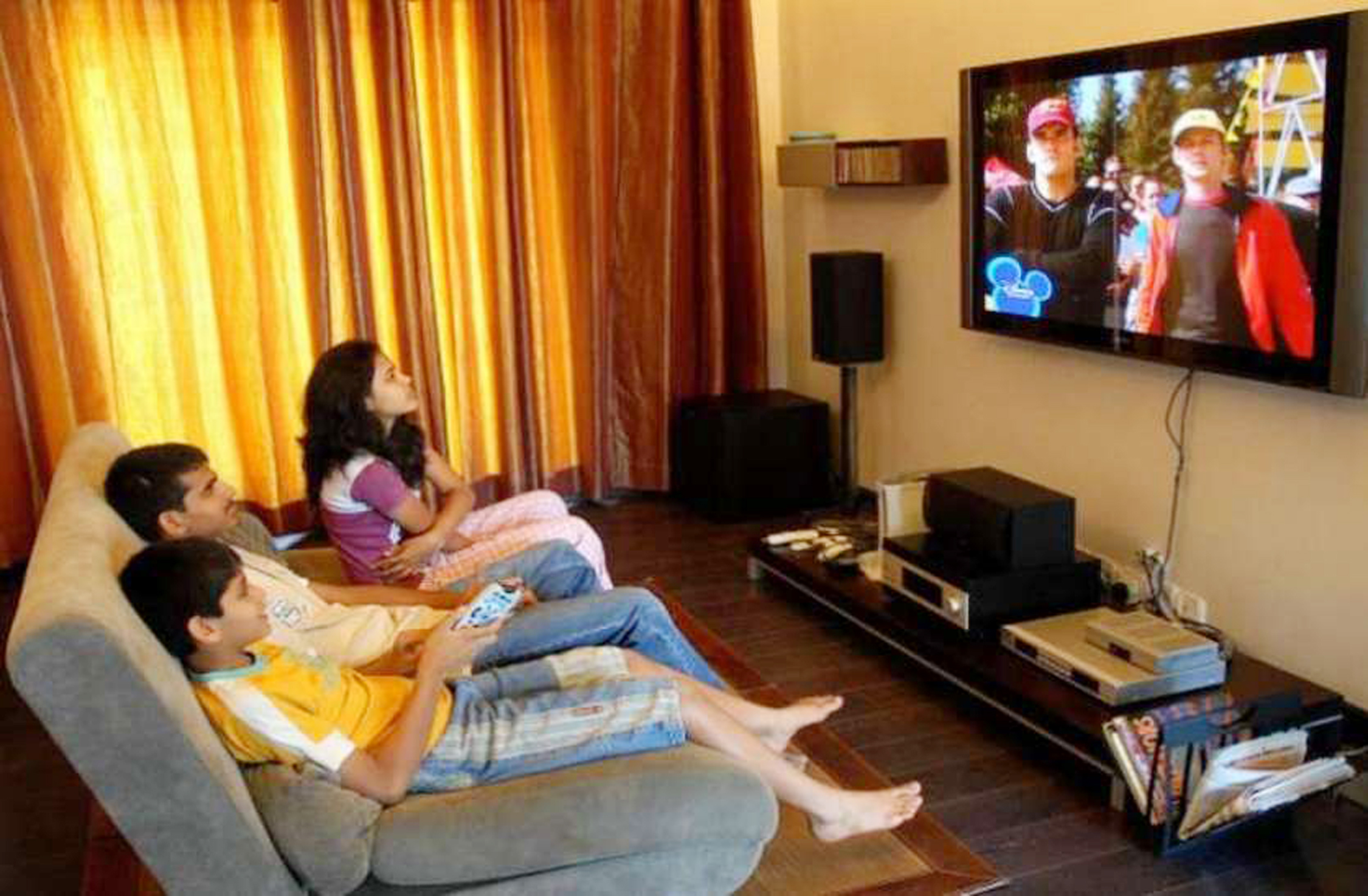 Пока родители смотрят телевизор. Перед телевизором. Семья у телевизора. Семья перед Телеком. Человек телевизор.