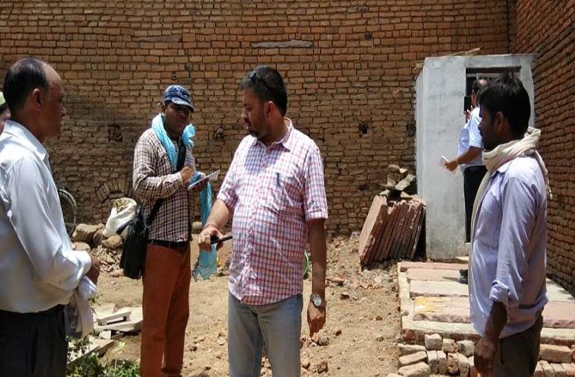 shauchalay nirman ghotala in lalitpur निरीक्षण में खुली शौचालय निर्माण की पोल, ग्राम पंचायत अधिकारी निलम्बित
