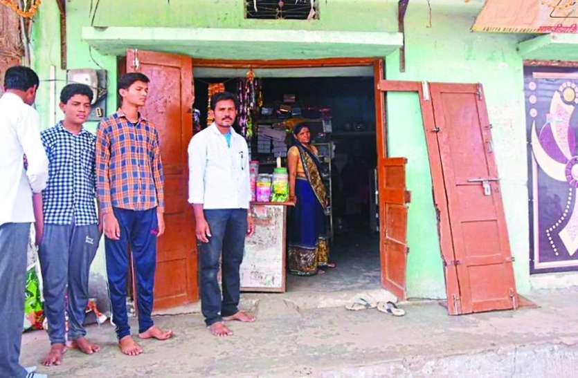 dhar डकैतों ने सिर पर बंदूक रख परिवार को बनाया बंधक, पड़ोसी ने हवाई फायर किए तो पत्थर बरसाकर भागे