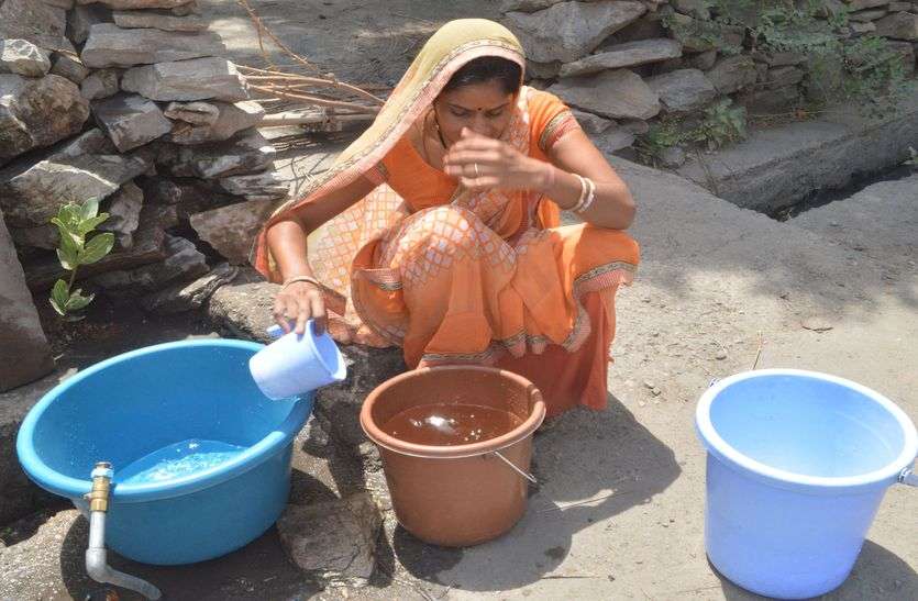 After 4 days water comes, but still 4 दिन बाद आता पानी, फिर भी तुर्र-तुर्र