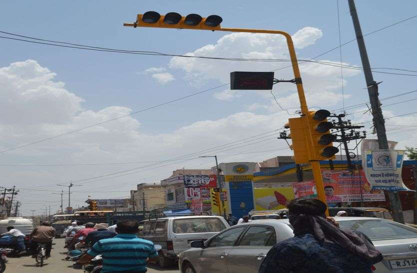 Traffic lights will run for the first time पहली बार ट्रेफिक लाइटों से चलेगा हमारा ट्रेफिक