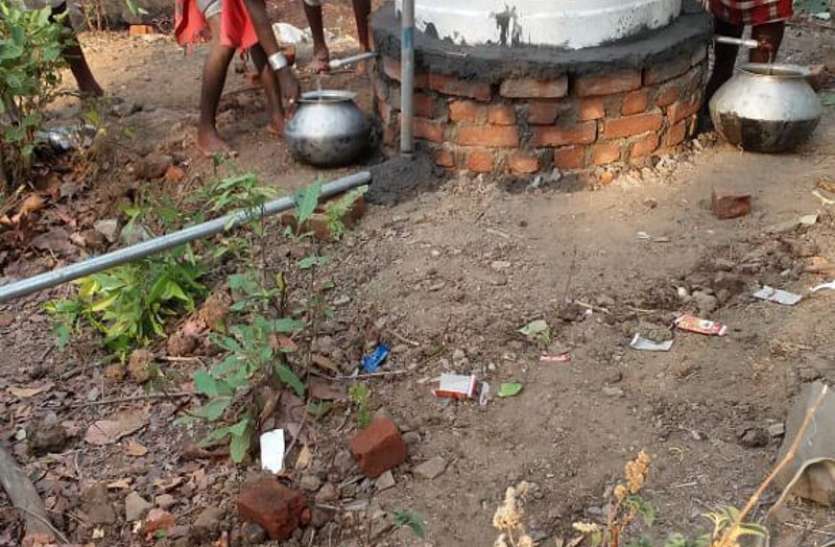 Drinking water from well अब प्रशासन की पहल से ग्रामीणों को कुंआ से मिलने लगी पेयजल