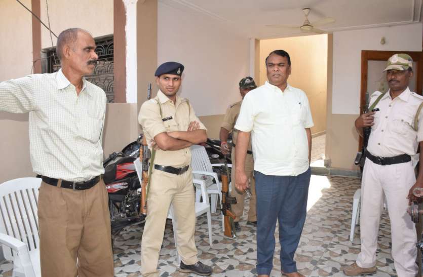 Chitrakoot CMO house Lokayukta raids चित्रकूट सीएमओ के घर लोकायुक्त की दबिश