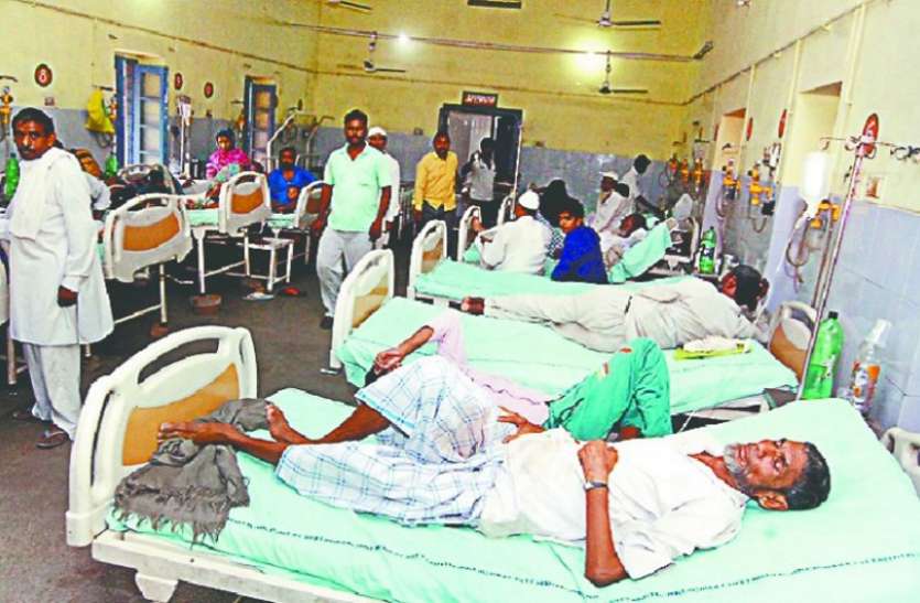 District Hospital running without specialists बिना विशेषज्ञों के चल रहा जिला अस्पताल, मरीजों को नहीं मिल रहा उचित इलाज