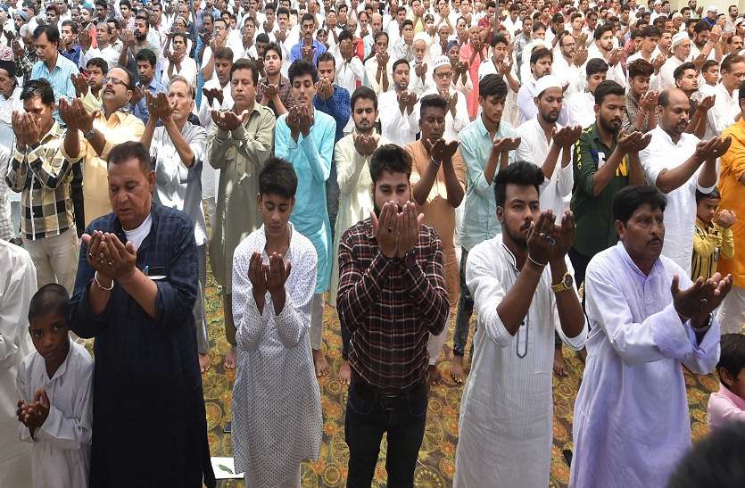 alvida ki namaz in farrukhabad नमाजियों ने मुल्क में खुशहाली व अमन चैन की मांगी दुआ, अच्छे काम का 70 गुना अधिक मिलता है सवाब