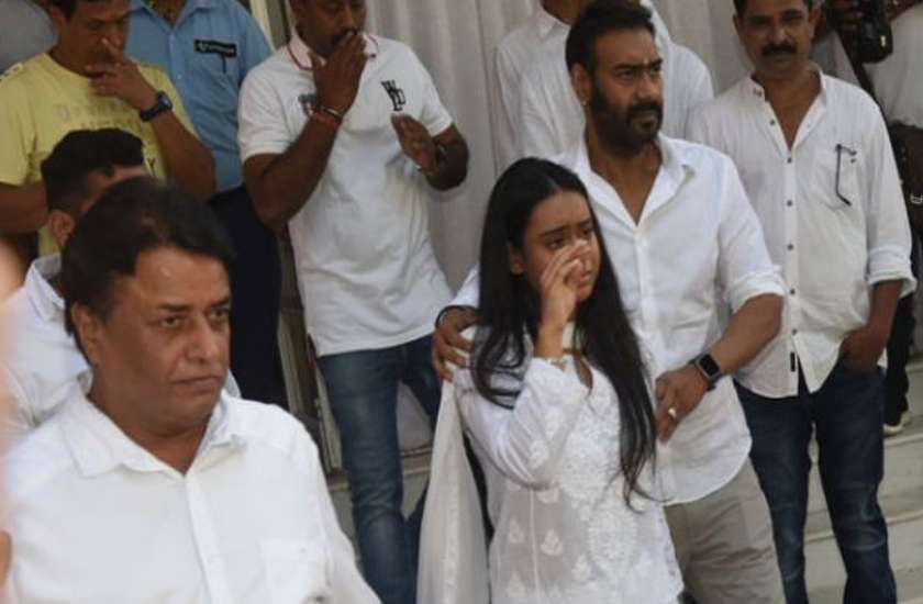 ajay-devgn-daughter-nysa-cried-on-grandfather-veeru-devgn