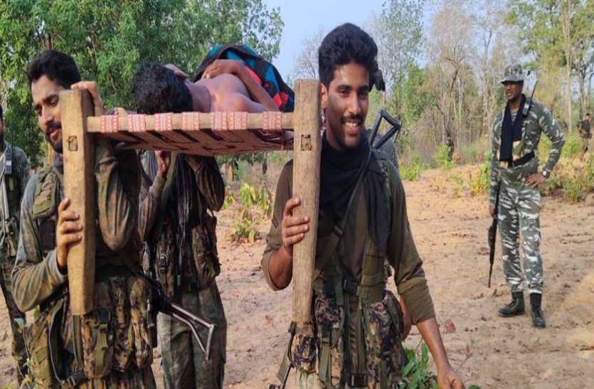 crpf घायल ग्रामीण को चारपाई पर लेटाकर सीआरपीएफ के जवानों ने पहुंचाया अस्पताल