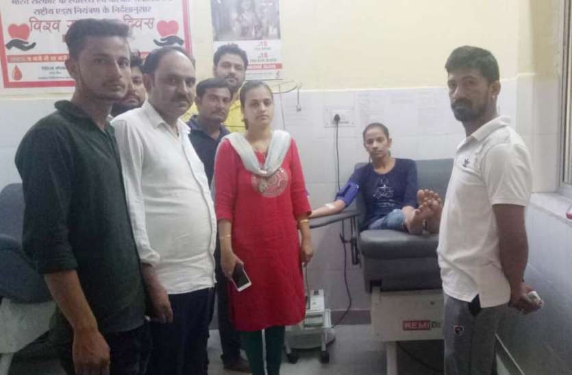 फलोदी के राजकीय चिकित्सालय ब्लड बैंक में 21 युवाओं ने रक्तदान कर करवाया रक्त संग्रहण ब्लड बैंक में रक्त की कमी आई, तो भीषण गर्मी में युवाओं ने किया रक्तदान