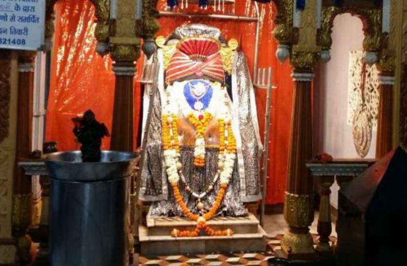 shani dev juni indore यहां शनिदेव को किया जाता है 16 श्रृंगार, पहनते हैं शाही कपड़े
