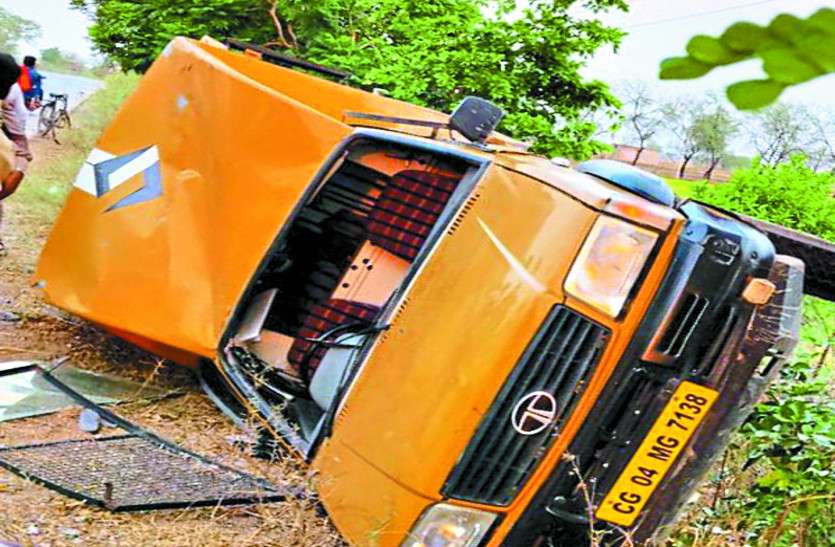 CG News बड़ा हादसा टला: 40 लाख कैश से भरी वैन और कार में हुई जोरदार भिड़ंत