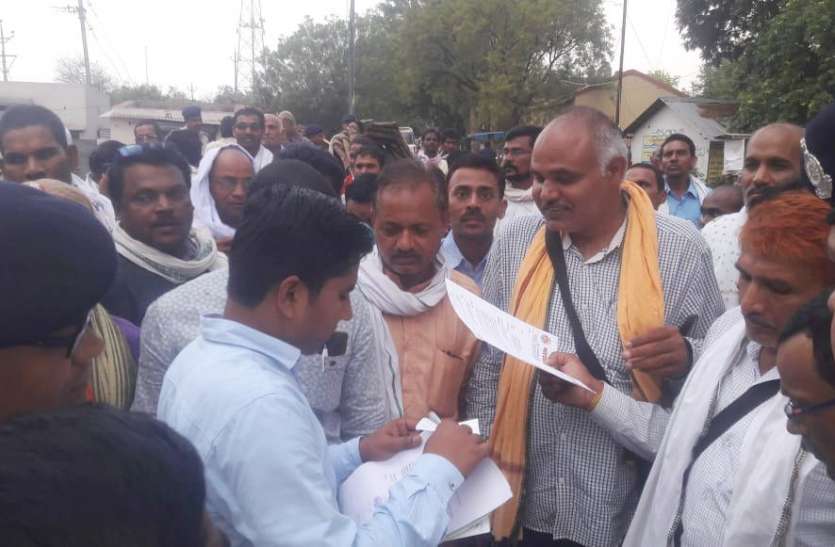 Debt waiver for commercial banks 355 रुपए के दर से गन्ने का भुगतान व व्यावसायिक बैंकों का भी करंे कर्ज माफ
