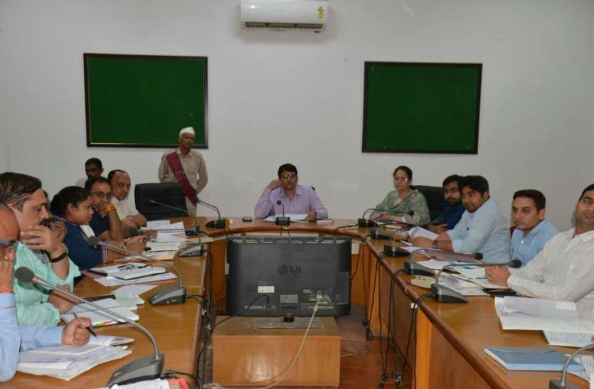 he collector asked all the departmental officials to keep an eye on the flood control and disaster management's preparedness in their area and availability of necessary equipment for relief and rescue. प्राकृतिक आपदा से निपटने हमारी तैयारियां बेहतर हों