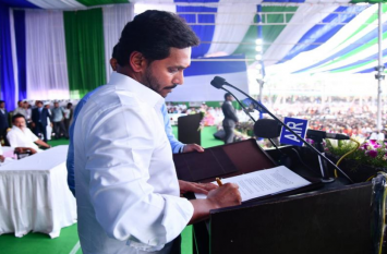CM jagan mohan reddy launched YSR pension scheme सीएम बनने के बाद वाईएसआर ने सबसे पहले वृद्धावस्था पेंशन पर किए हस्ताक्षर, पेशन राशि में इतनी बढ़ोतरी कर दिया बुजुर्गों को उपहार