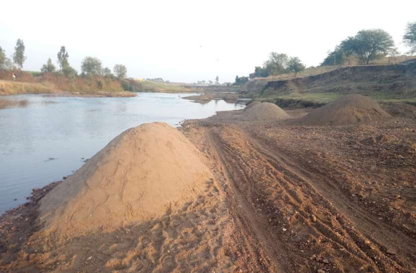 Department and administration gave donations to the sand mafia वारदात के बाद भी नहीं सुधरे धौलपुर में हालात