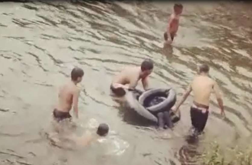 16 year old girl jump in beehar river to ends life बीहर नदी में लड़की ने लगाई छलांग, देखें कैसे मौत के मुंह से जिंदगी खींच लाए बच्चे