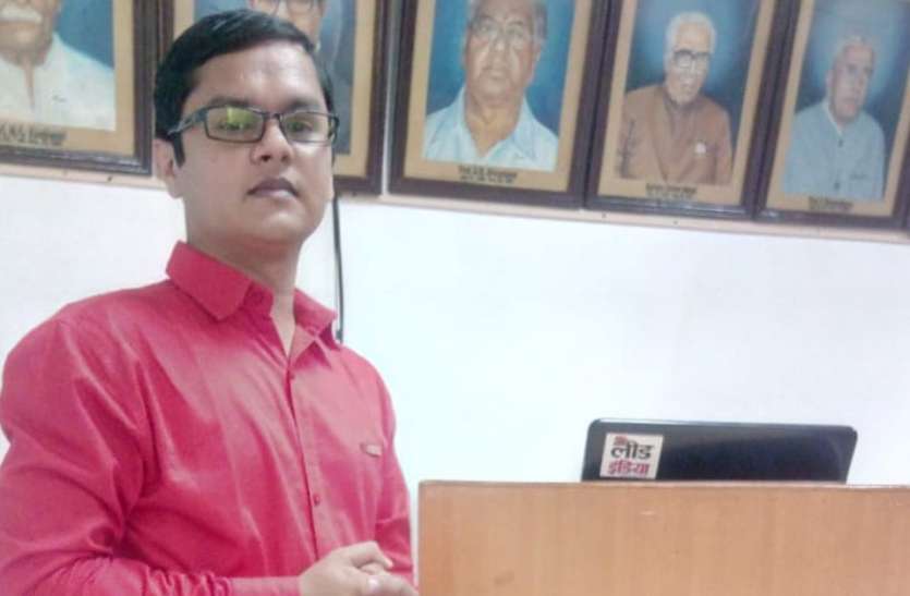 Dr. Deepak gets PhD degree डॉ. दीपक को मिली पीएचडी की उपाधि