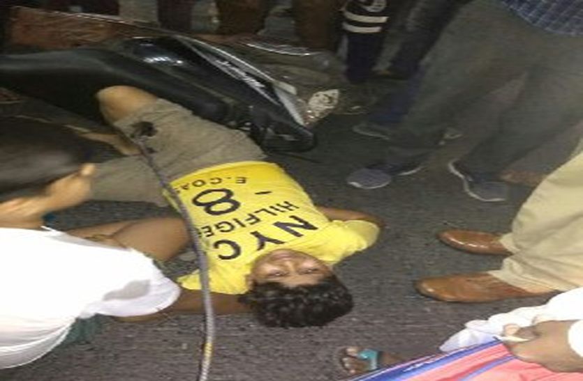 accident नगर निगम के निर्माणाधीन डिवाइडर का सरिया स्कूटी सवार छात्र की जांघ से हुआ आर पार