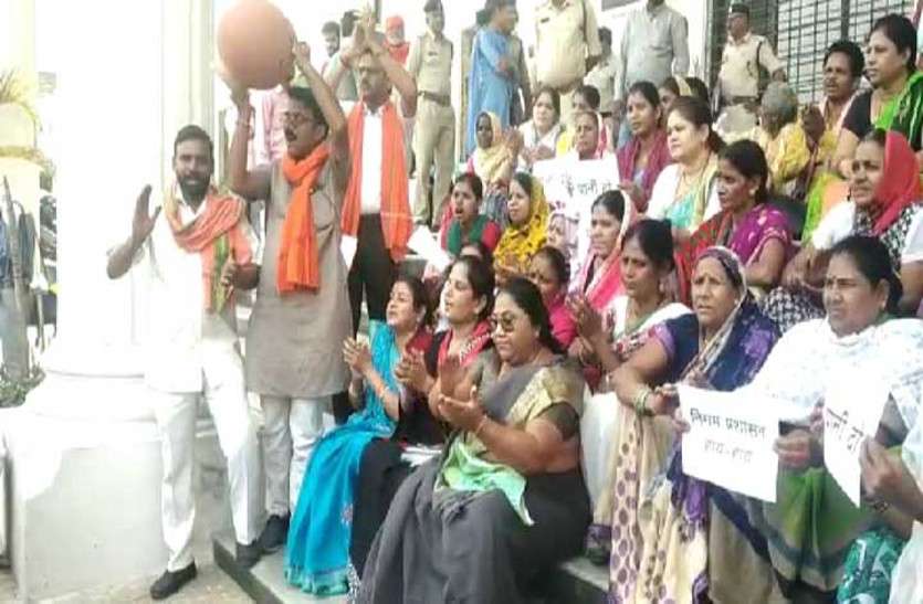 CG News Water Crisis: श्रीनगर में भी पानी के लिए मचा हाहाकार