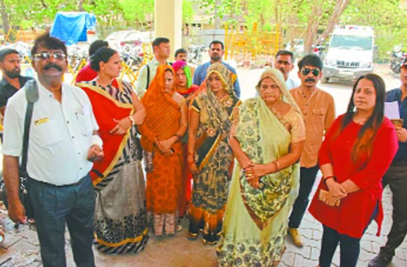 relatives कारोबारी ने की आत्महत्या, परिजन ने घेरा थाना, पुलिसकर्मियों से हुई बहस