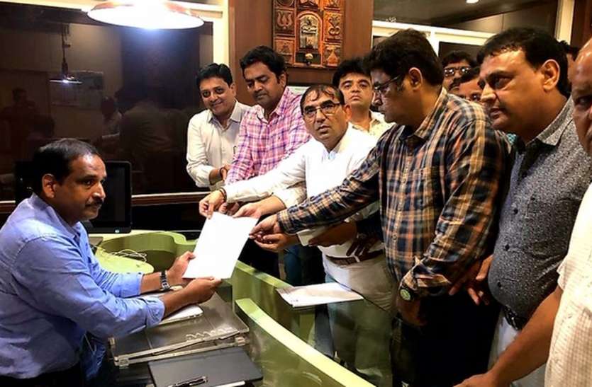 file डोम हटाने की नोटिस के मामले में वीवर्स मिले मनपा कमिश्नर से