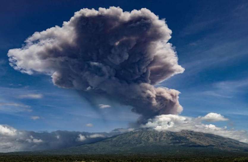Letusan gunung berapi di Bali Indonesia, balon asap hitam di langit