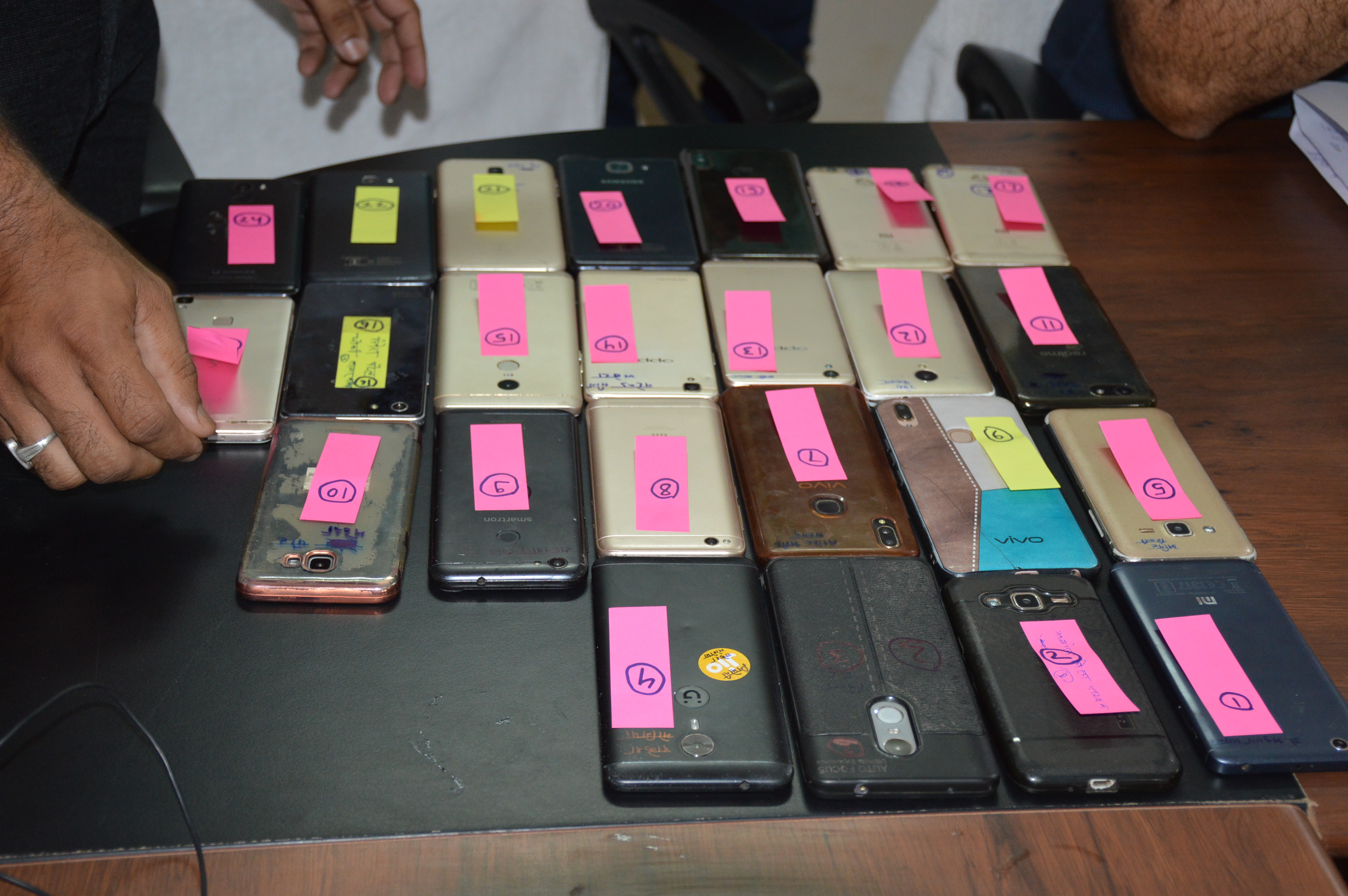 Thieves steals mobile from shop in udaipur व्यवसायी को कमरे में बंद कर मोबाइल चुरा ले गए चोर, थाने में दी रिपोर्ट