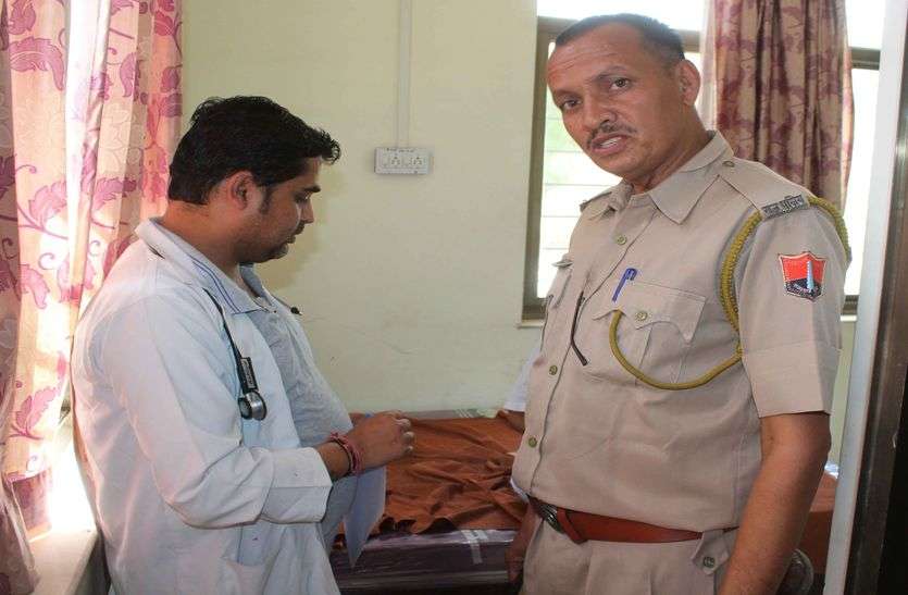Doctor's guile, run away डॉक्टर से की गुस्ताखी, तो लगानी पड़ी दौड़