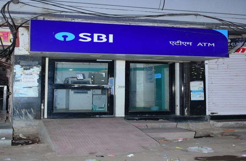 Here at night the ATMs invite the robbers यहां लुटेरों को न्यौता देते रात को सूने एटीएम