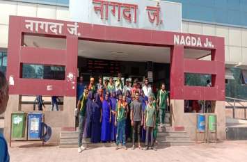 An employee of the management office, the wages of the employees वेतन कटने सफाई कर्मचारियों का फूटा गुस्सा, किया प्रबंधन कार्यालय का घेराव