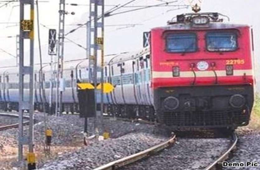 indore दोस्त को लगाया फोन बोला- मैं दे रहा हूं जान और पहुंच गया रेलवे पटरी