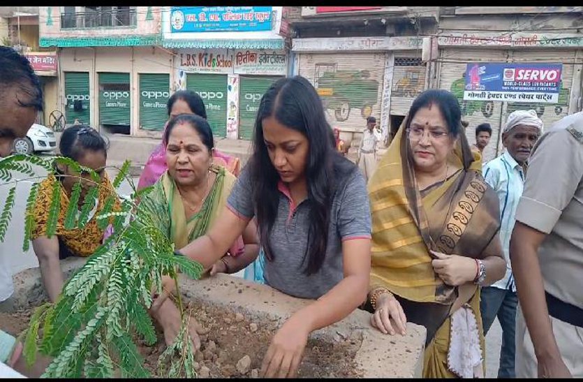 From the heat when people were in homes, they were doing planting, news in hindi, mp news, dabra news गर्मी से जब लोग घरों में थे कैद, ये कर रहे थे पौधरोपण