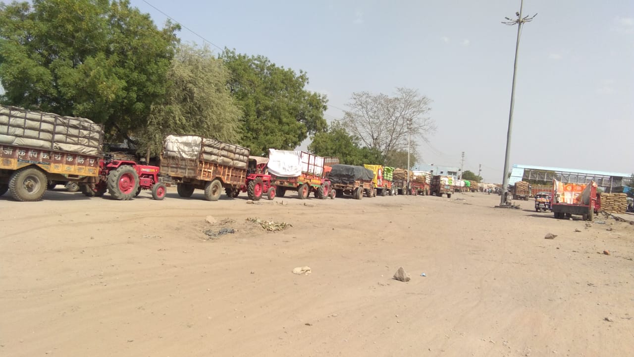 The rack at the station blocked the road going to the station, news in hindi, mp news, datia news स्टेशन पर रैक क्या लगी स्टेशन जाने वाले रास्ते हुए अवरुद्ध