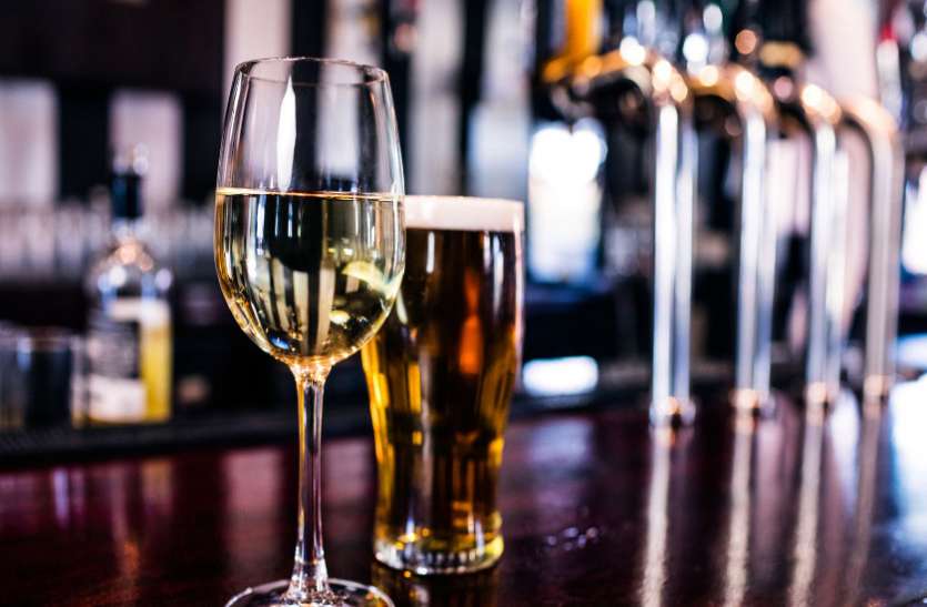 Goverment liquor shop ग्राहकों के जेब पर डाका डाल रहे हैं सरकारी शराब दूकान संचालक, एमआरपी से ज्यादा की हो रही वसूली